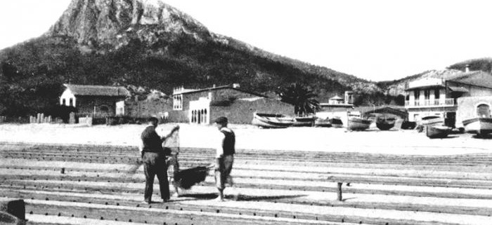 pescadores en la playa tirando red